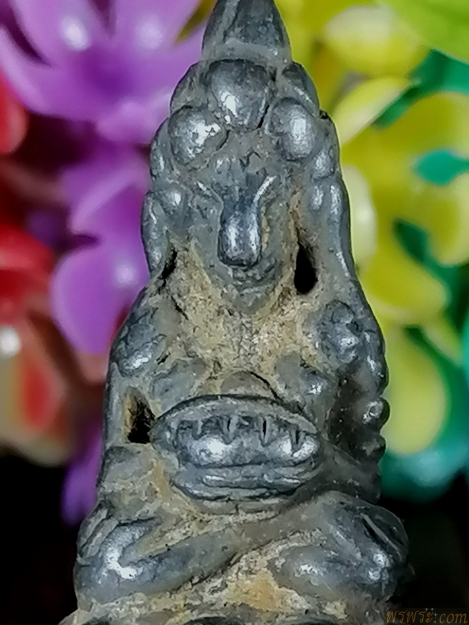พระ​กริ่ง​เขมร​ ตั๊กแตน​ บัวฟองมัน​ ถือสังข์​ ใต้ฐานอุ๑​ เนื้อเงิน