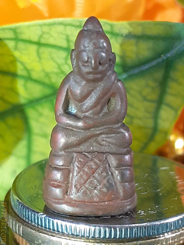 Phra Chaiwat in meditation posture, cover plate under gold base with teacher's mark/พระชัยวัฒน์ ปางสมาธิ แผ่นปิดใต้ฐานทองคำ มีรอยจารย์