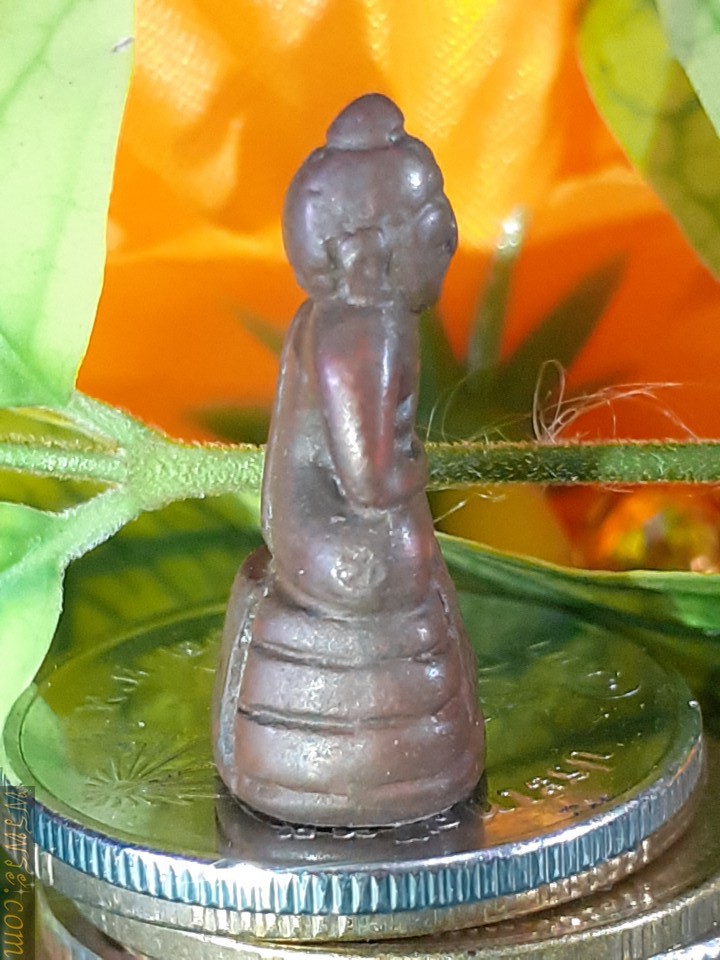 Phra Chaiwat in meditation posture, cover plate under gold base with teacher's mark/พระชัยวัฒน์ ปางสมาธิ แผ่นปิดใต้ฐานทองคำ มีรอยจารย์