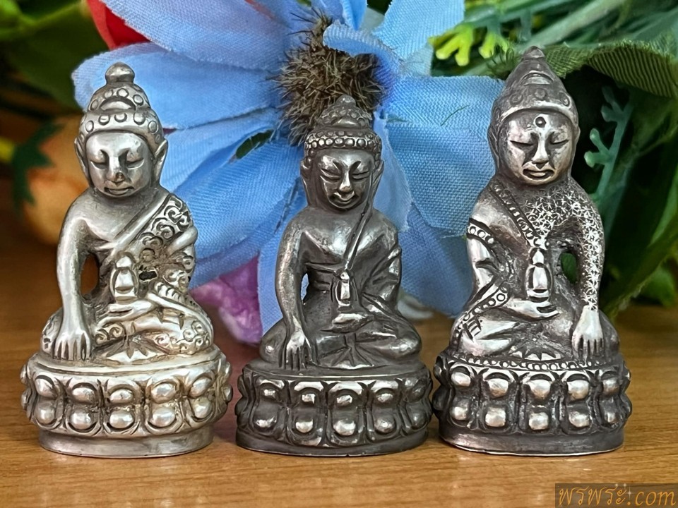 พระกริ่งปวเรศ เนื้อสำริด สีเงิน กริ่งดัง/3องค์ 3พิมพ์