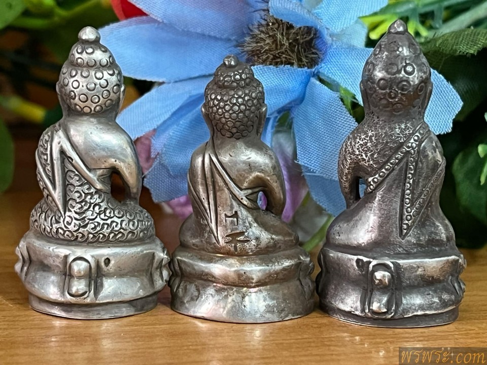 พระกริ่งปวเรศ เนื้อสำริด สีเงิน กริ่งดัง/3องค์ 3พิมพ์