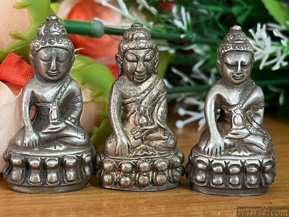พระกริ่งปวเรศ เนื้อสำริด สีเงิน กริ่งดัง/3องค์ 3พิมพ์
