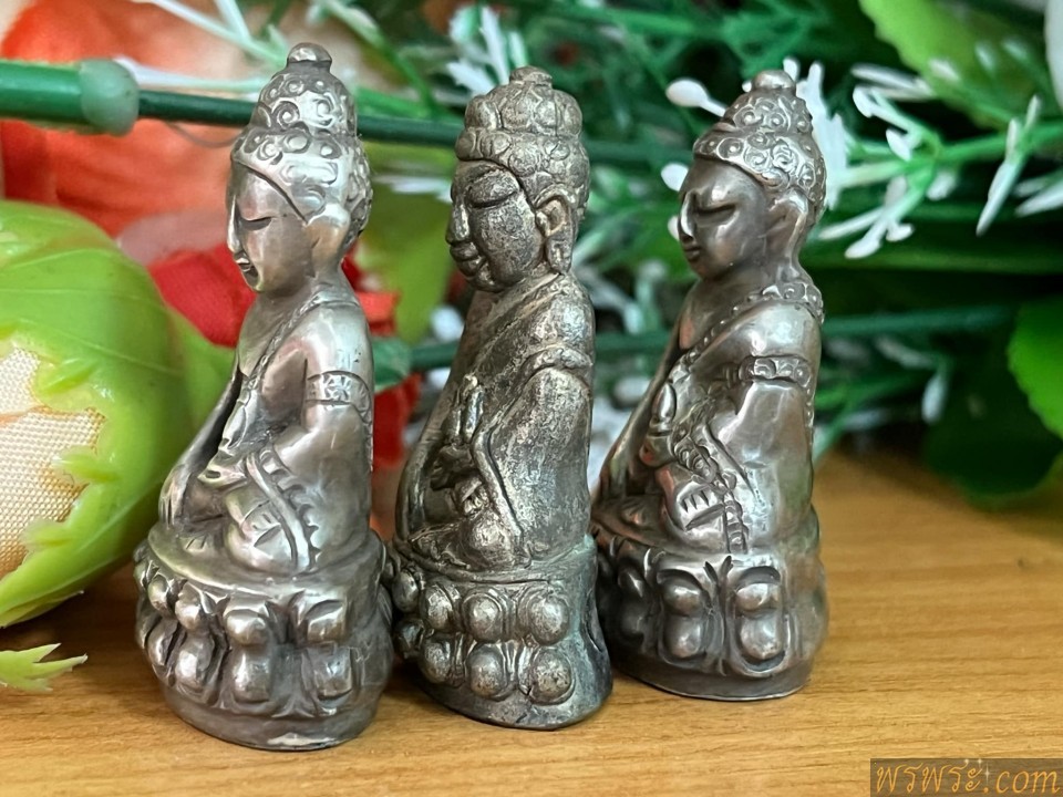 พระกริ่งปวเรศ เนื้อสำริด สีเงิน กริ่งดัง/3องค์ 3พิมพ์