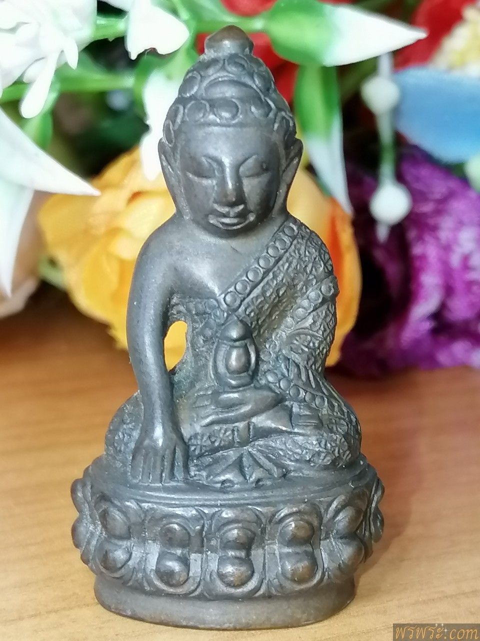 พระ​กริ่ง​ปวเรศ​ แต่งลายจีวร​ เนื้อ​สัมฤทธิ์​  กริ่ง​ดัง​