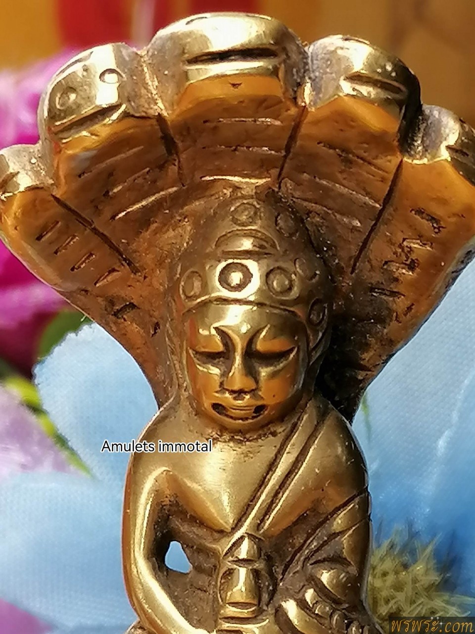 พระกริ่งปวเรศ นาคปรก๕ เนื้อสัมฤทธิ์ สีทอง กริ่งดัง