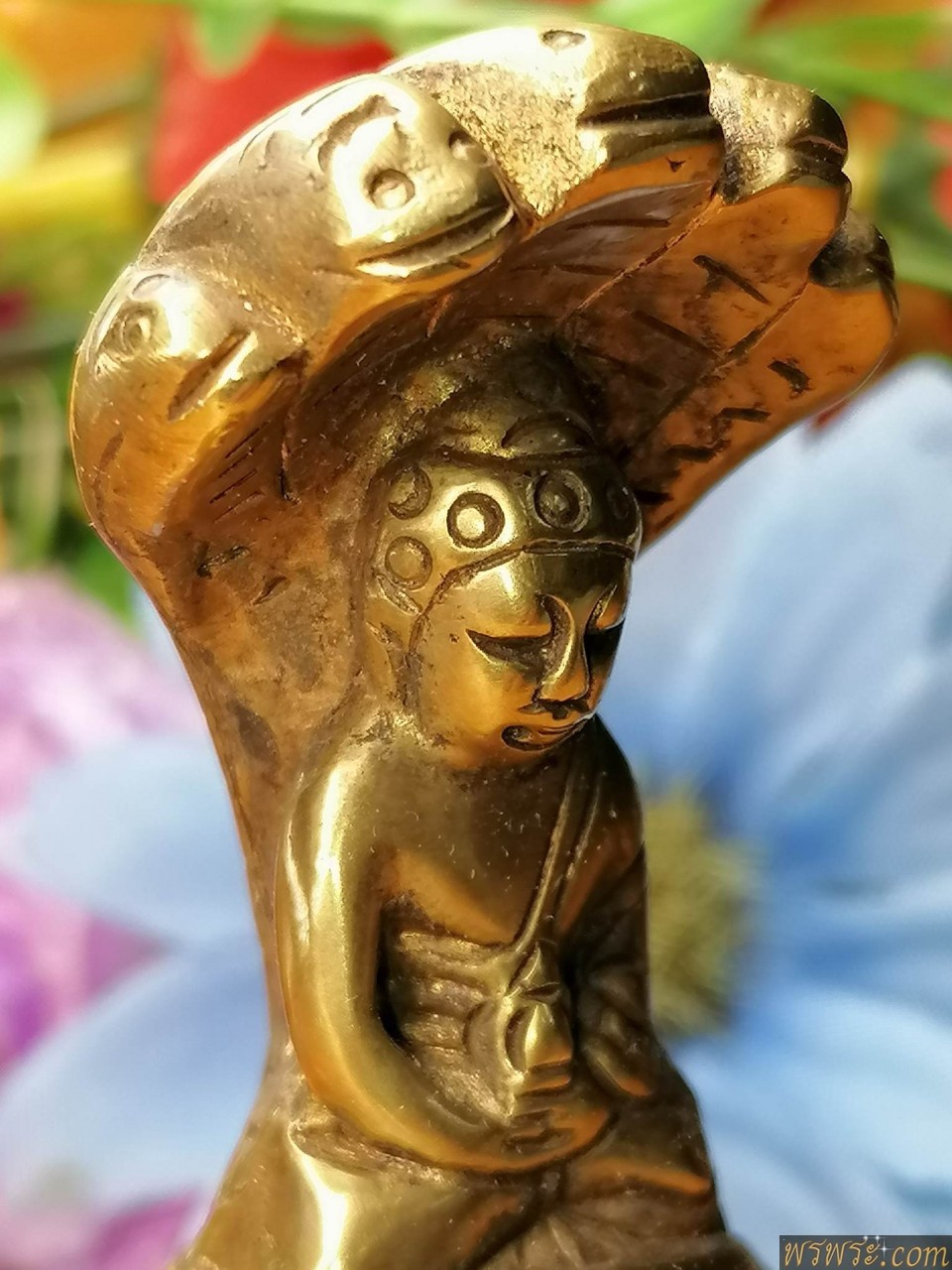 พระกริ่งปวเรศ นาคปรก๕ เนื้อสัมฤทธิ์ สีทอง กริ่งดัง