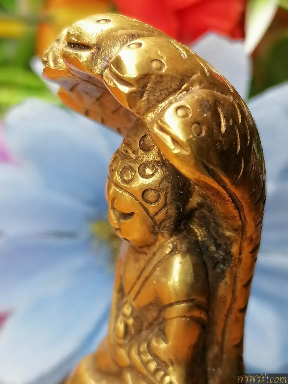 พระกริ่งปวเรศ นาคปรก๕ เนื้อสัมฤทธิ์ สีทอง กริ่งดัง