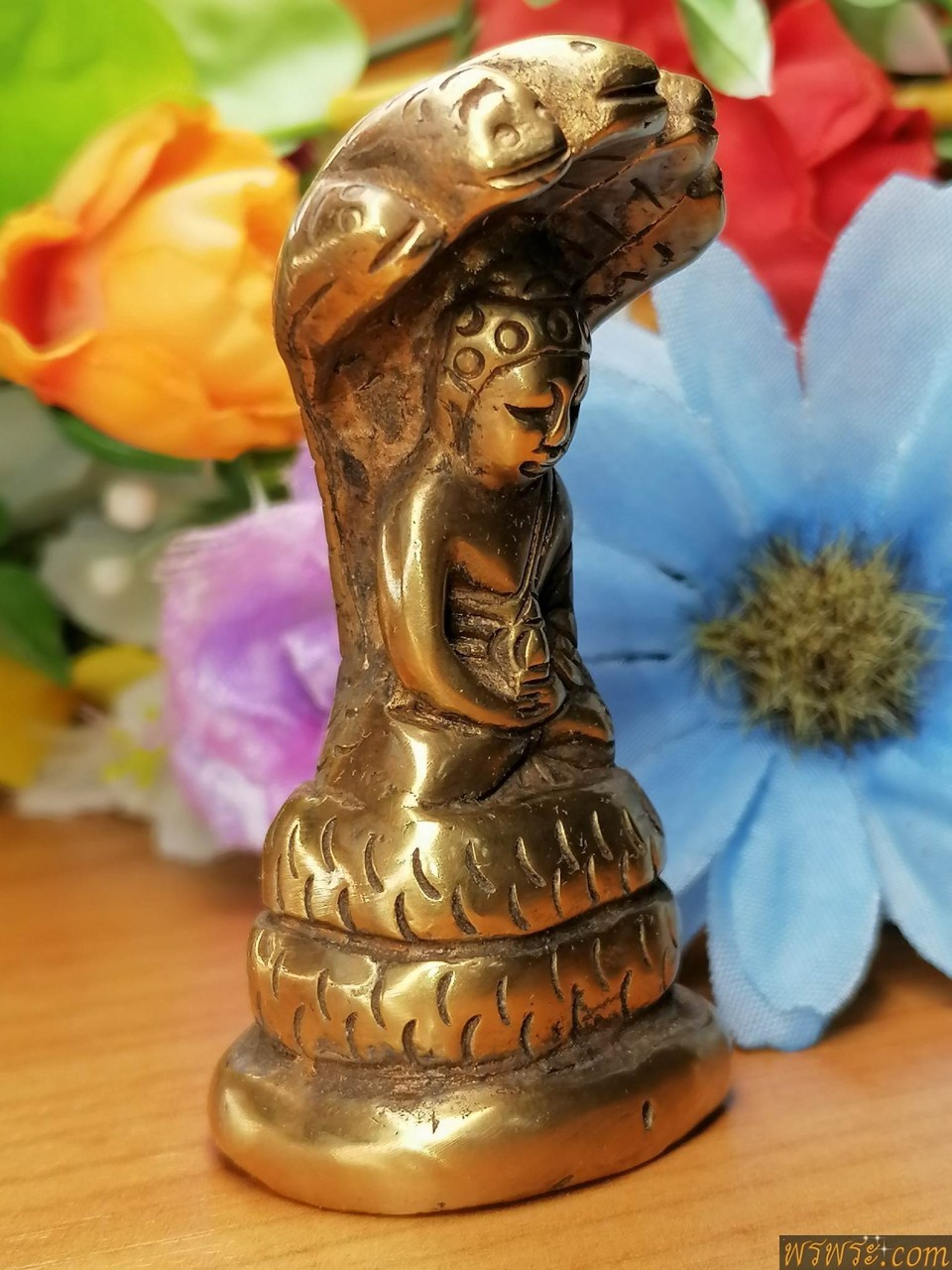 พระกริ่งปวเรศ นาคปรก๕ เนื้อสัมฤทธิ์ สีทอง กริ่งดัง