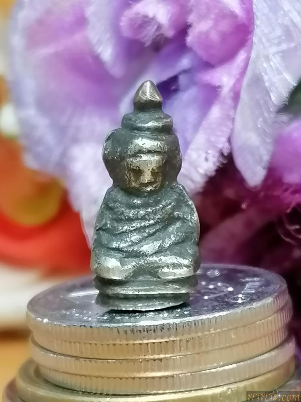 พระชัยวัฒน์​ ห่มคลุม​ เนื้อเงิน​ จารย์ใต้ฐาน