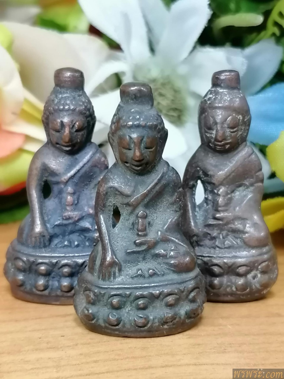 ร่วมศึกษา//พระกริ่งปวเรศ เมาลีใหญ่ มีบัวหลัง เนื้อสำริด กริ่งดัง