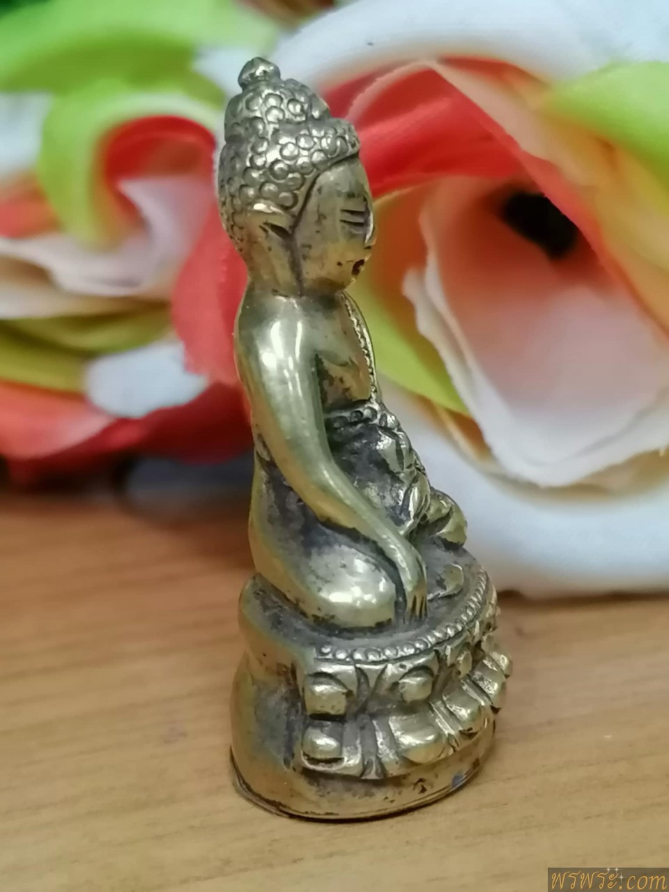 พระกริ่ง หลังตอกภาษาจีน ใต้ฐานมังกร เนื้อสำริดสีทอง กริ่งดัง