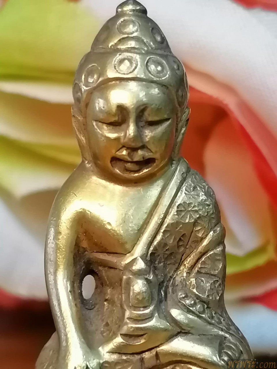 พระกริ่งปวเรศ ตอกลายจีวร เนื้อสำริด สีทอง กริ่งดัง ใต้ฐานแกะ จปร