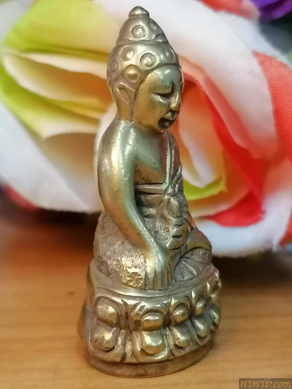 พระกริ่งปวเรศ ตอกลายจีวร เนื้อสำริด สีทอง กริ่งดัง ใต้ฐานแกะ จปร