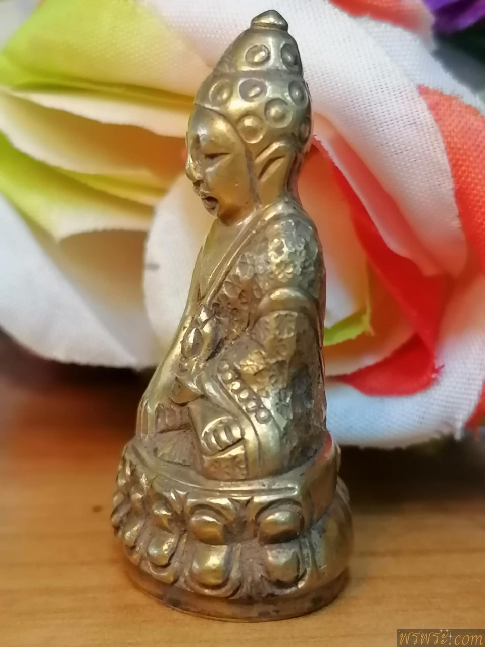 พระกริ่งปวเรศ ตอกลายจีวร เนื้อสำริด สีทอง กริ่งดัง ใต้ฐานแกะ จปร