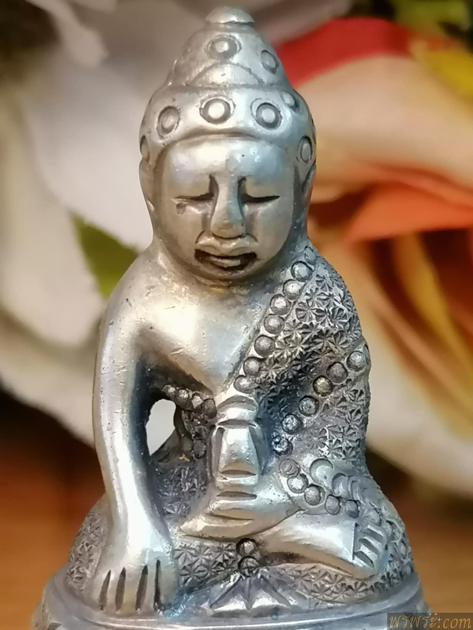 พระกริ่งปวเรศ ตอกลายจีวร เนื้อสำริดเงิน กริ่งดัง