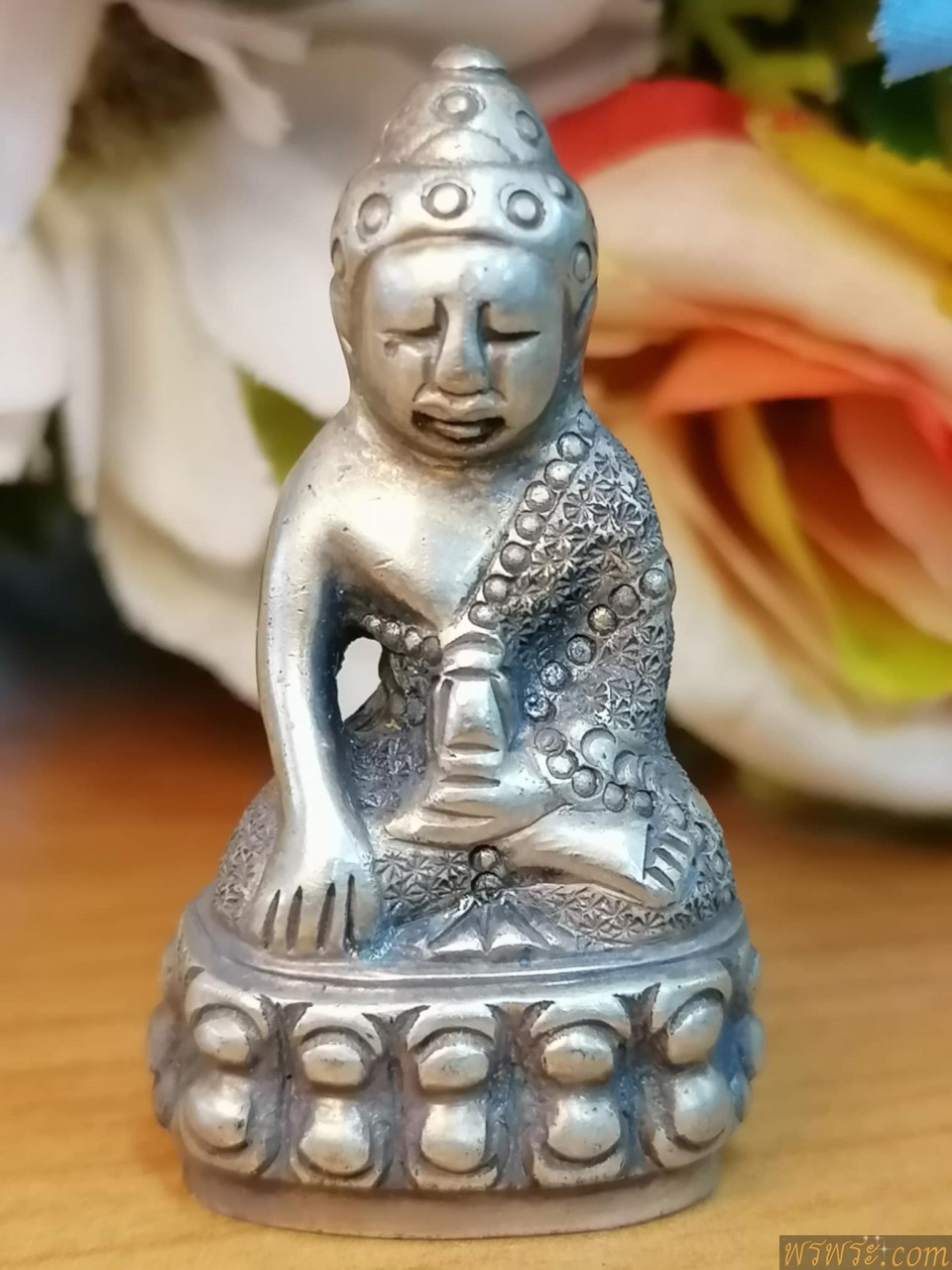 พระกริ่งปวเรศ ตอกลายจีวร เนื้อสำริดเงิน กริ่งดัง