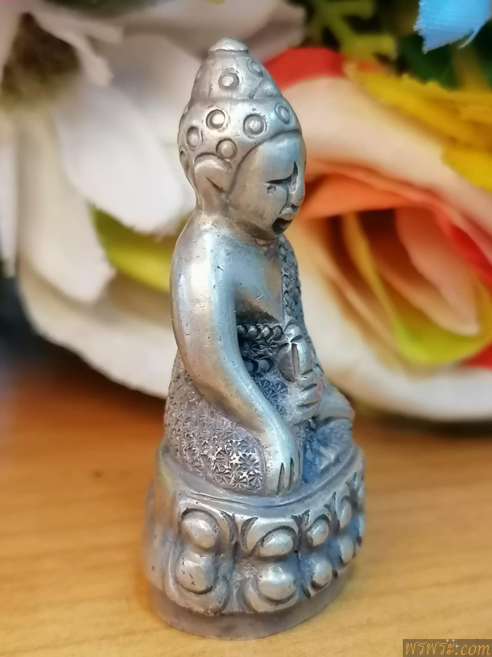 พระกริ่งปวเรศ ตอกลายจีวร เนื้อสำริดเงิน กริ่งดัง