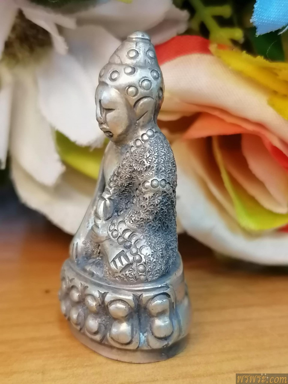 พระกริ่งปวเรศ ตอกลายจีวร เนื้อสำริดเงิน กริ่งดัง