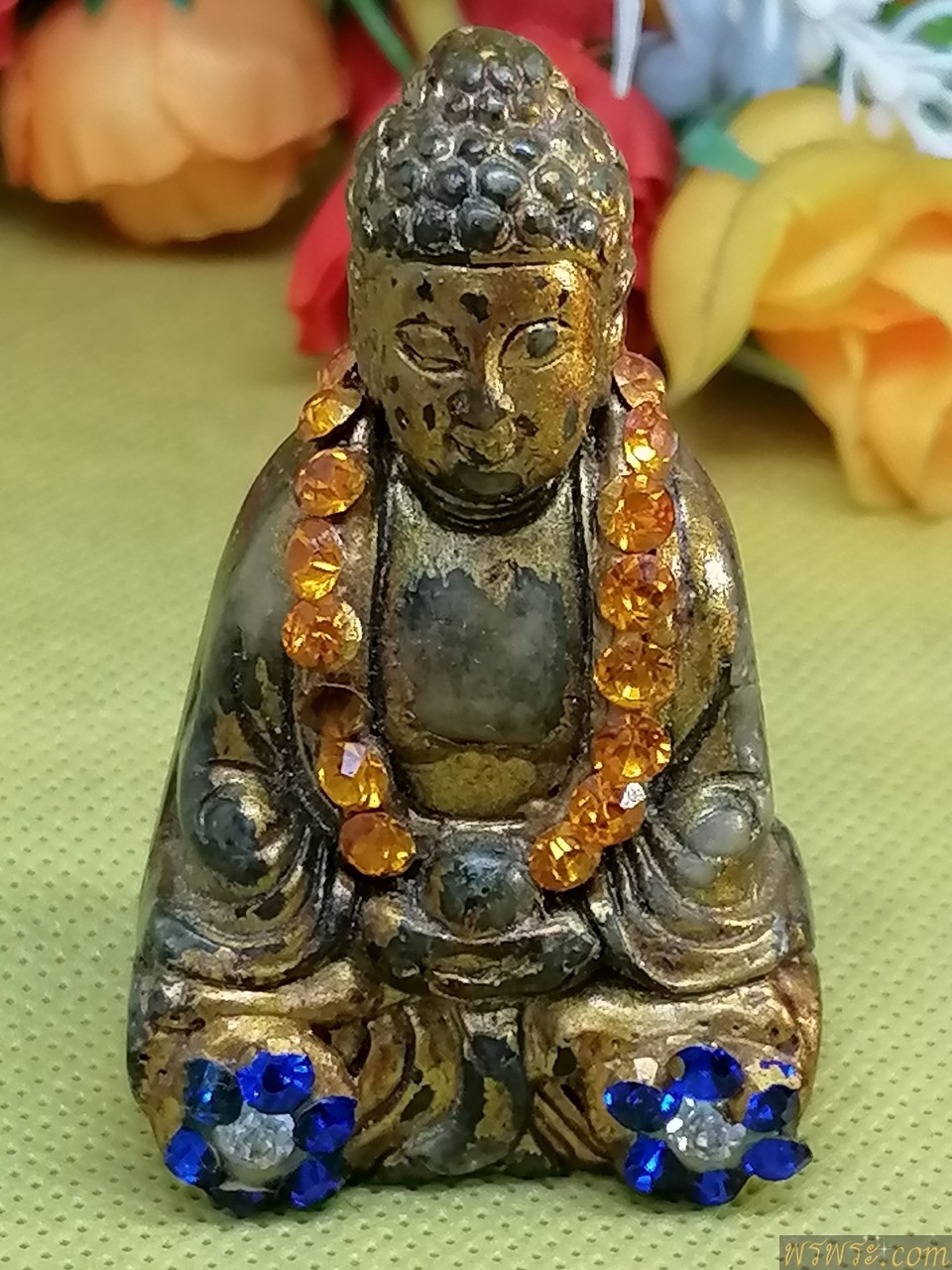 ปิด/หิน​ แกะ​ พระโพธิสัตว์​ กวนอิน​ ประดับ​ หินสี​ หลัง​ ลอยองค์​ สมเด็จ​พุฒาจารย์​ ประดับฉัพรรณ​รังสี ลงรักปิดทอง​ ขนาด​ กว้าง3.7ซม​ หนา1.8-2.6 ซม.​สูว6ซม