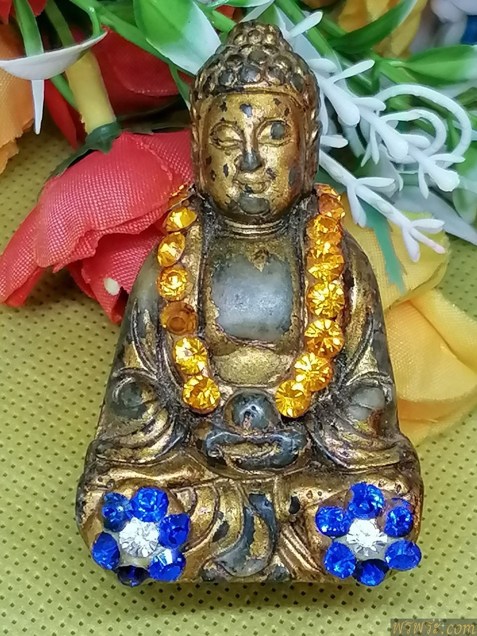 ปิด/หิน​ แกะ​ พระโพธิสัตว์​ กวนอิน​ ประดับ​ หินสี​ หลัง​ ลอยองค์​ สมเด็จ​พุฒาจารย์​ ประดับฉัพรรณ​รังสี ลงรักปิดทอง​ ขนาด​ กว้าง3.7ซม​ หนา1.8-2.6 ซม.​สูว6ซม