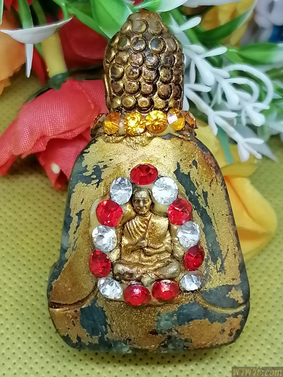 ปิด/หิน​ แกะ​ พระโพธิสัตว์​ กวนอิน​ ประดับ​ หินสี​ หลัง​ ลอยองค์​ สมเด็จ​พุฒาจารย์​ ประดับฉัพรรณ​รังสี ลงรักปิดทอง​ ขนาด​ กว้าง3.7ซม​ หนา1.8-2.6 ซม.​สูว6ซม