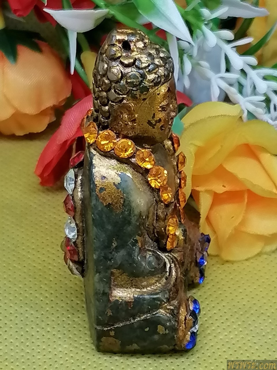 ปิด/หิน​ แกะ​ พระโพธิสัตว์​ กวนอิน​ ประดับ​ หินสี​ หลัง​ ลอยองค์​ สมเด็จ​พุฒาจารย์​ ประดับฉัพรรณ​รังสี ลงรักปิดทอง​ ขนาด​ กว้าง3.7ซม​ หนา1.8-2.6 ซม.​สูว6ซม
