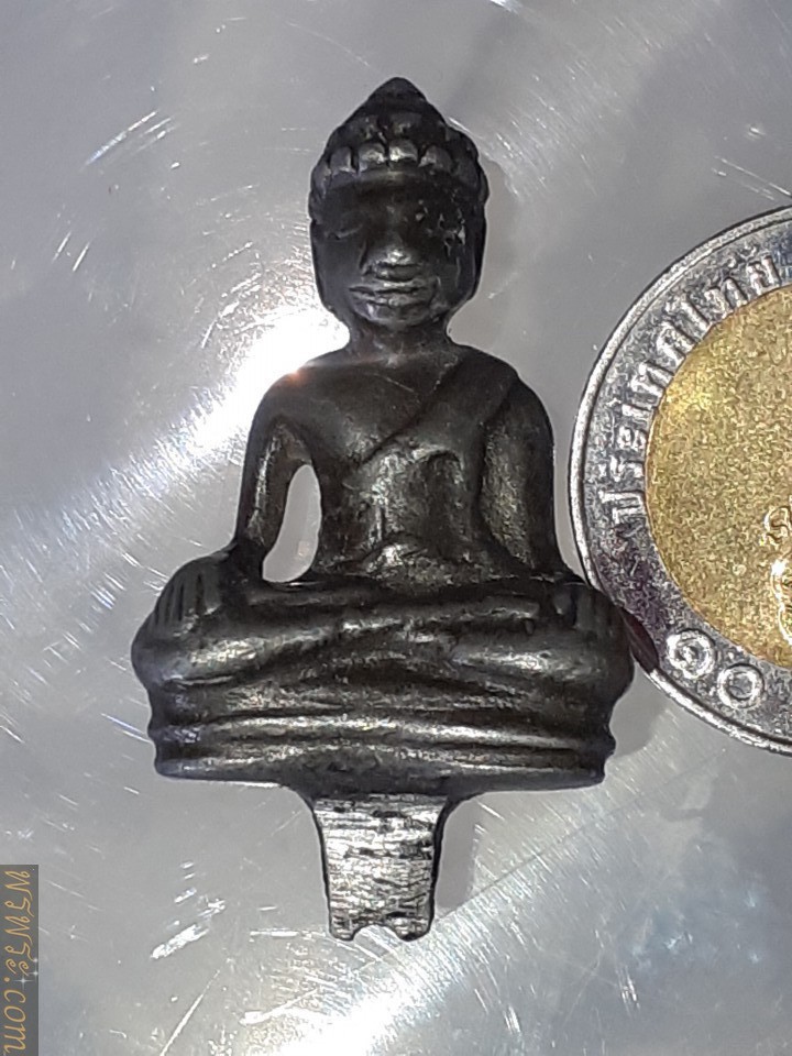 พระยอดธง เนื้อชินตะกั่ว//พระยอดธง ปางพิจารณาชราธรรม  เนื้อชิน//พบ1องค์ ณ.วันที่08/01/2568
