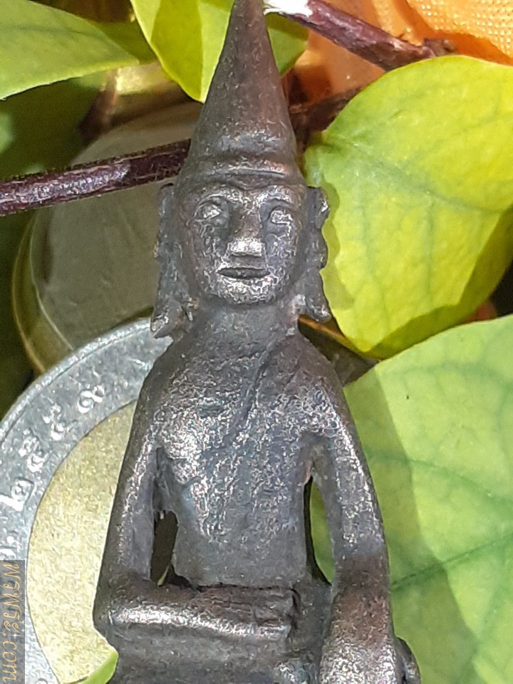 Phra Yot Thong, back diamond, silver bronze Pim Phet Klub, found 1 amulet as of 20/05/21, core size 13 mm. Buddha image 37 mm. total height 50 mm., width left-right knee 17 mm.พระยอดธง เพชรกลับ เนื้อสัมฤทธิ์เงิน พิมพ์เพชรกลับ พบ1องค์ ณ.วันที่20/05/2564 ขนาดแกน13มม องค์พระ37มม สูงรวมแกน50มม กว้าง เข่าซ้าย-ขวา17มม/พระยอดธง เพชรกลับ เนื้อสัมฤทธิ์เงิน พิมพ์เพชรกลับ พบ1องค์ ณ.วันที่20/05/2564 ขนาดแกน13มม  องค์พระ37มม สูงรวมแกน50มม กว้าง เข่าซ้าย-ขวา17มม