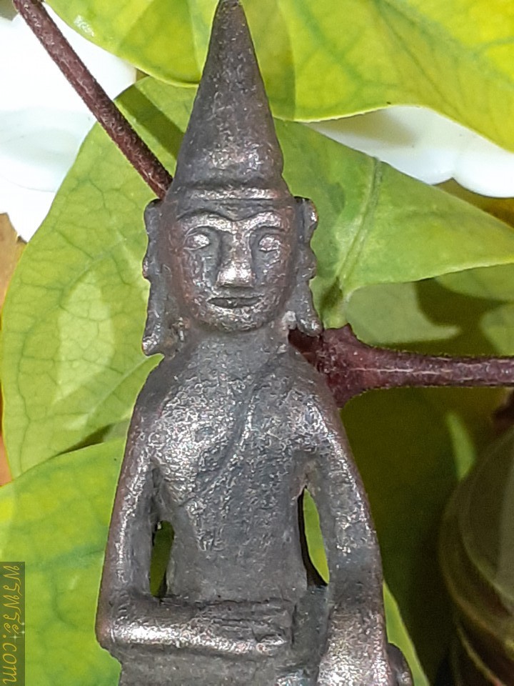 Phra Yot Thong, back diamond, silver bronze Pim Phet Klub, found 1 amulet as of 20/05/21, core size 13 mm. Buddha image 37 mm. total height 50 mm., width left-right knee 17 mm.พระยอดธง เพชรกลับ เนื้อสัมฤทธิ์เงิน พิมพ์เพชรกลับ พบ1องค์ ณ.วันที่20/05/2564 ขนาดแกน13มม องค์พระ37มม สูงรวมแกน50มม กว้าง เข่าซ้าย-ขวา17มม/พระยอดธง เพชรกลับ เนื้อสัมฤทธิ์เงิน พิมพ์เพชรกลับ พบ1องค์ ณ.วันที่20/05/2564 ขนาดแกน13มม  องค์พระ37มม สูงรวมแกน50มม กว้าง เข่าซ้าย-ขวา17มม