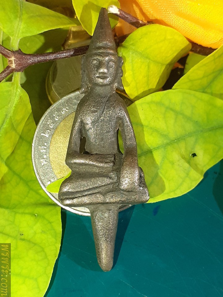 Phra Yot Thong, back diamond, silver bronze Pim Phet Klub, found 1 amulet as of 20/05/21, core size 13 mm. Buddha image 37 mm. total height 50 mm., width left-right knee 17 mm.พระยอดธง เพชรกลับ เนื้อสัมฤทธิ์เงิน พิมพ์เพชรกลับ พบ1องค์ ณ.วันที่20/05/2564 ขนาดแกน13มม องค์พระ37มม สูงรวมแกน50มม กว้าง เข่าซ้าย-ขวา17มม/พระยอดธง เพชรกลับ เนื้อสัมฤทธิ์เงิน พิมพ์เพชรกลับ พบ1องค์ ณ.วันที่20/05/2564 ขนาดแกน13มม  องค์พระ37มม สูงรวมแกน50มม กว้าง เข่าซ้าย-ขวา17มม