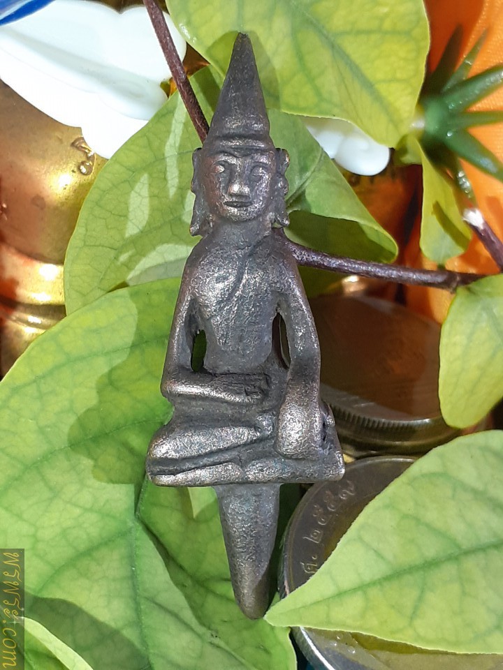 Phra Yot Thong, back diamond, silver bronze Pim Phet Klub, found 1 amulet as of 20/05/21, core size 13 mm. Buddha image 37 mm. total height 50 mm., width left-right knee 17 mm.พระยอดธง เพชรกลับ เนื้อสัมฤทธิ์เงิน พิมพ์เพชรกลับ พบ1องค์ ณ.วันที่20/05/2564 ขนาดแกน13มม องค์พระ37มม สูงรวมแกน50มม กว้าง เข่าซ้าย-ขวา17มม/พระยอดธง เพชรกลับ เนื้อสัมฤทธิ์เงิน พิมพ์เพชรกลับ พบ1องค์ ณ.วันที่20/05/2564 ขนาดแกน13มม  องค์พระ37มม สูงรวมแกน50มม กว้าง เข่าซ้าย-ขวา17มม