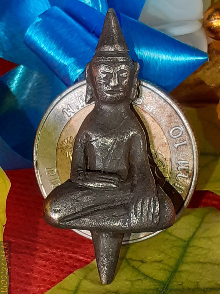 Phra Yod Thong, Pang Phet Khun, made of silver bronze, core size 9 mm., Buddha image 32 mm., total height 41 mm., width left-right knee 18 mm. Two solid arms/พระยอดธง ปางเพชรกลับ เนื้อสำริดเงิน ขนาดแกน9มม องค์พระ32มม สูงรวมแกน41มม กว้าง เข่าซ้าย-ขวา18มม องค์แขนตัน2ข้าง