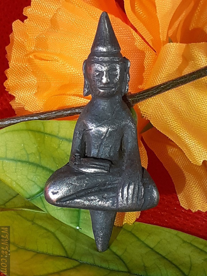 Phra Yod Thong, Pang Phet Khun, made of silver bronze, core size 9 mm., Buddha image 32 mm., total height 41 mm., width left-right knee 18 mm. Two solid arms/พระยอดธง ปางเพชรกลับ เนื้อสำริดเงิน ขนาดแกน9มม องค์พระ32มม สูงรวมแกน41มม กว้าง เข่าซ้าย-ขวา18มม องค์แขนตัน2ข้าง