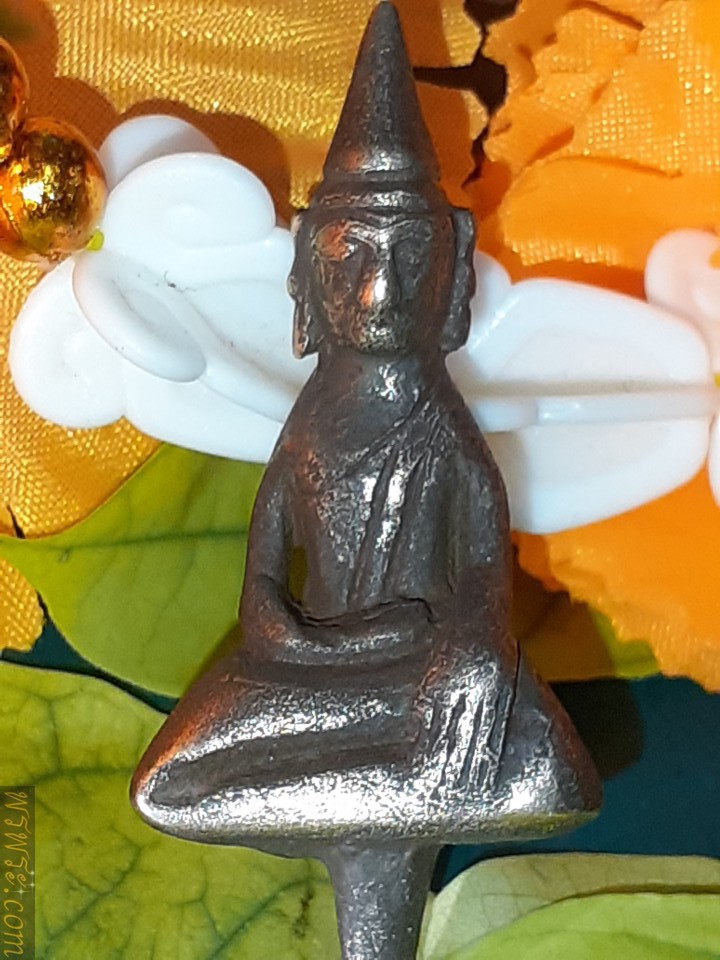 Phra Yod Thong, Pang Phet, silver bronze, core size 9 mm., Buddha image 35 mm. total height 44 mm., width left-right knee 20 mm, one arm is broken./พระยอดธง ปางเพชรกลับ เนื้อสำริดเงิน ขนาดแกน9มม องค์พระ35มม สูงรวมแกน44มม กว้าง เข่าซ้าย-ขวา20มมองค์ แขนทลุ1ข้าง