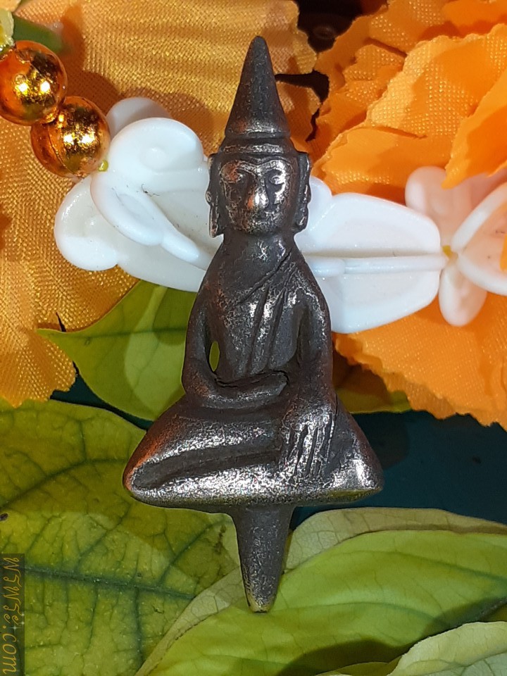 Phra Yod Thong, Pang Phet, silver bronze, core size 9 mm., Buddha image 35 mm. total height 44 mm., width left-right knee 20 mm, one arm is broken./พระยอดธง ปางเพชรกลับ เนื้อสำริดเงิน ขนาดแกน9มม องค์พระ35มม สูงรวมแกน44มม กว้าง เข่าซ้าย-ขวา20มมองค์ แขนทลุ1ข้าง