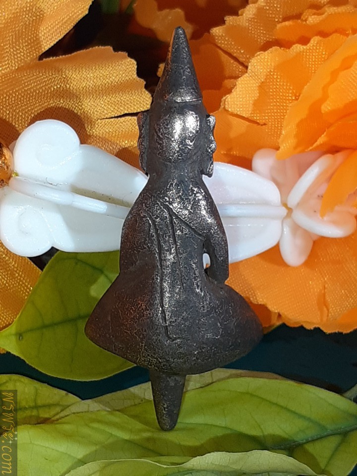 Phra Yod Thong, Pang Phet, silver bronze, core size 9 mm., Buddha image 35 mm. total height 44 mm., width left-right knee 20 mm, one arm is broken./พระยอดธง ปางเพชรกลับ เนื้อสำริดเงิน ขนาดแกน9มม องค์พระ35มม สูงรวมแกน44มม กว้าง เข่าซ้าย-ขวา20มมองค์ แขนทลุ1ข้าง