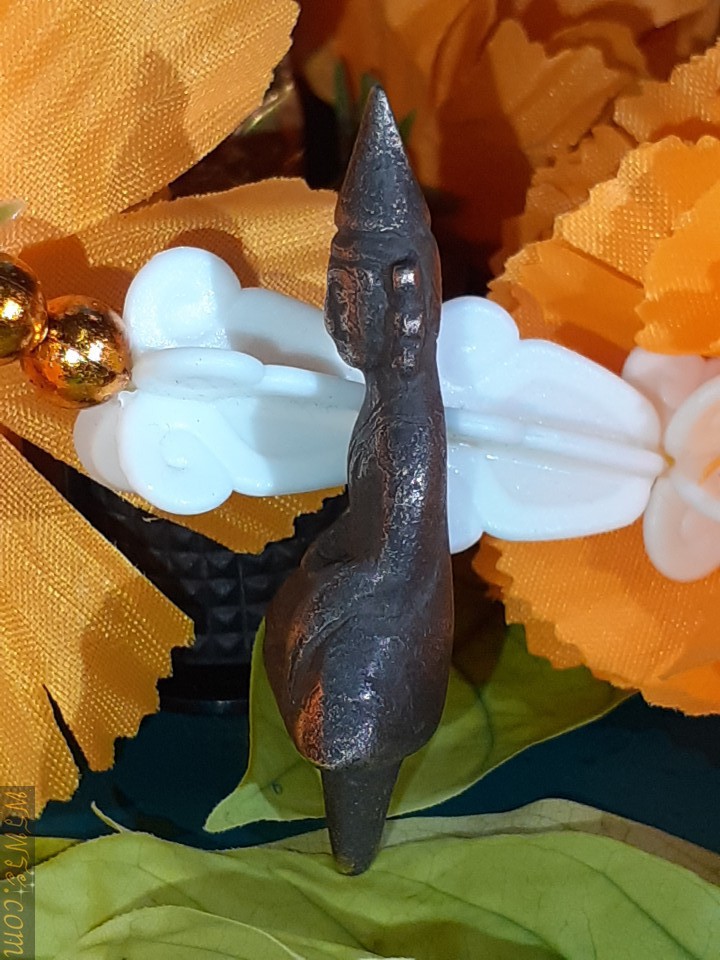 Phra Yod Thong, Pang Phet, silver bronze, core size 9 mm., Buddha image 35 mm. total height 44 mm., width left-right knee 20 mm, one arm is broken./พระยอดธง ปางเพชรกลับ เนื้อสำริดเงิน ขนาดแกน9มม องค์พระ35มม สูงรวมแกน44มม กว้าง เข่าซ้าย-ขวา20มมองค์ แขนทลุ1ข้าง