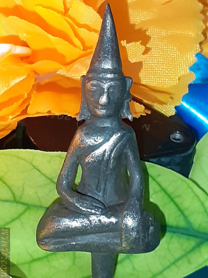พระยอดธง ปางเพชรกลับ เนื้อสำริดเงิน ขนาดแกน10มม องค์พระ39มม สูงรวมแกน49มม กว้าง เข่าซ้าย-ขวา20มม องค์แขนทลุ2ข้าง/Phra Yod Thong, Pang Phet Khun, made of silver bronze, core size 10 mm, Buddha image 39 mm. height including axis 49 mm., width left-right knee 20 mm. 2 arms perforated