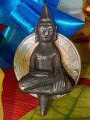 Phra Yod Thong, Pang Phet Khun, made of silver bronze, core size 9 mm., Buddha image 32 mm., total height 41 mm., width left-right knee 18 mm. Two solid arms/พระยอดธง ปางเพชรกลับ เนื้อสำริดเงิน ขนาดแกน9มม องค์พระ32มม สูงรวมแกน41มม กว้าง เข่าซ้าย-ขวา18มม องค์แขนตัน2ข้าง