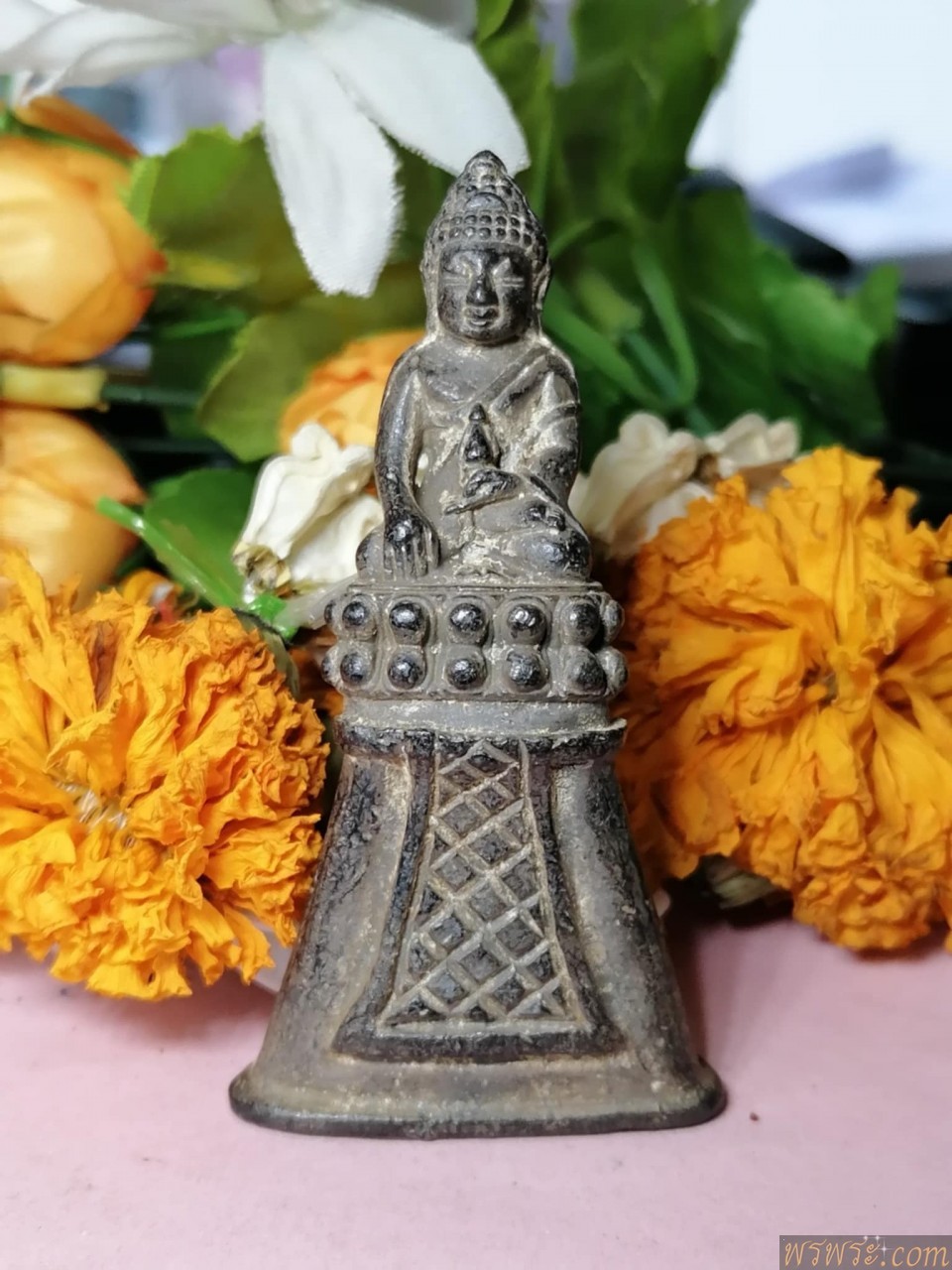 พระกริ่งปวเรศ ฐานรัตนะ เนื้อชินตะกั่ว ก่อนปี2500 พิมพฺนี้ พบ1องค์ ณ.วันที่04/11/2567