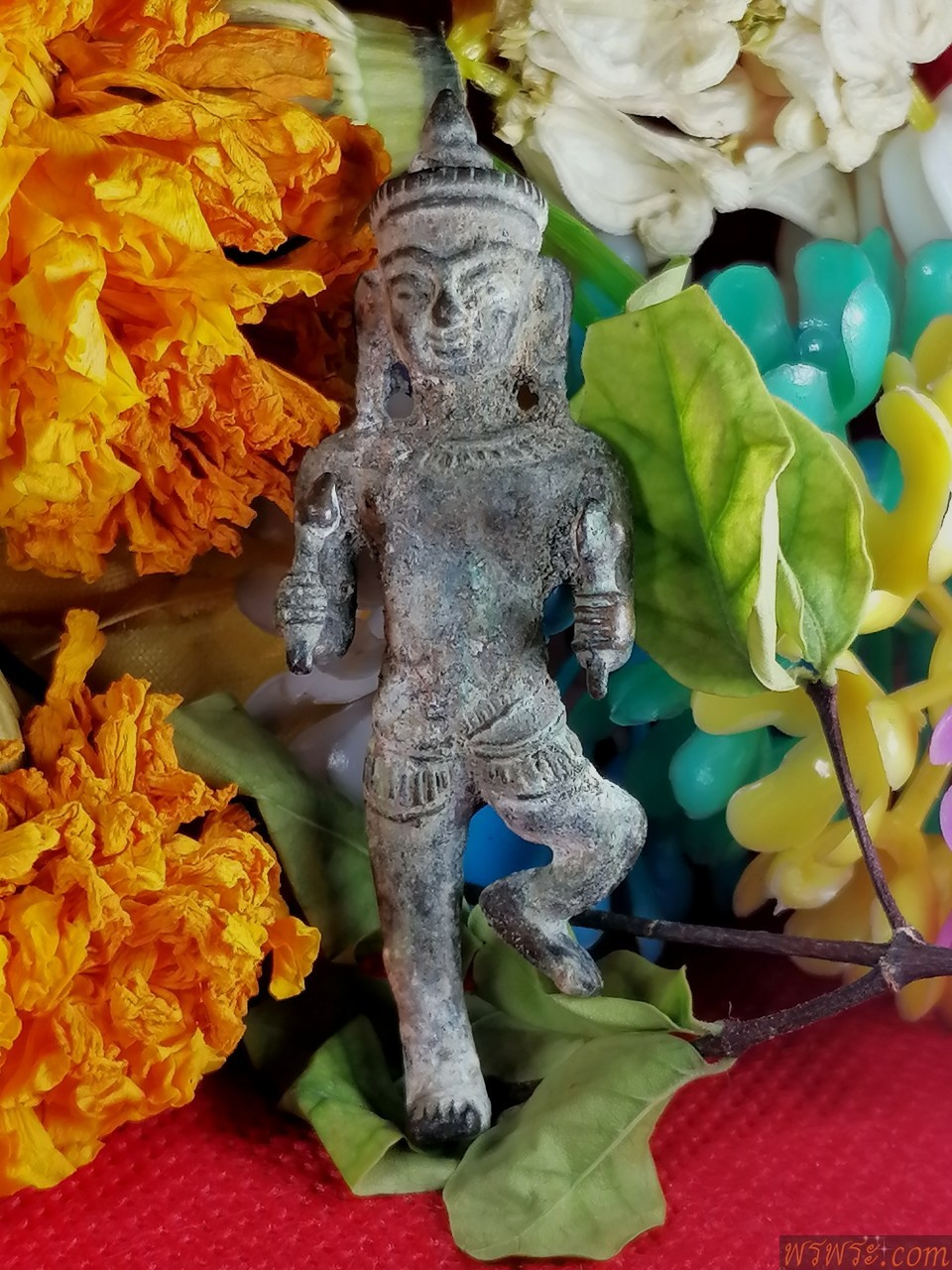 ลอยองค์​ ศิลป ลพบุรี​ เนื้อสัมฤทธิ์​ สูง5.4ซม​ กว้าง1.8ซม.