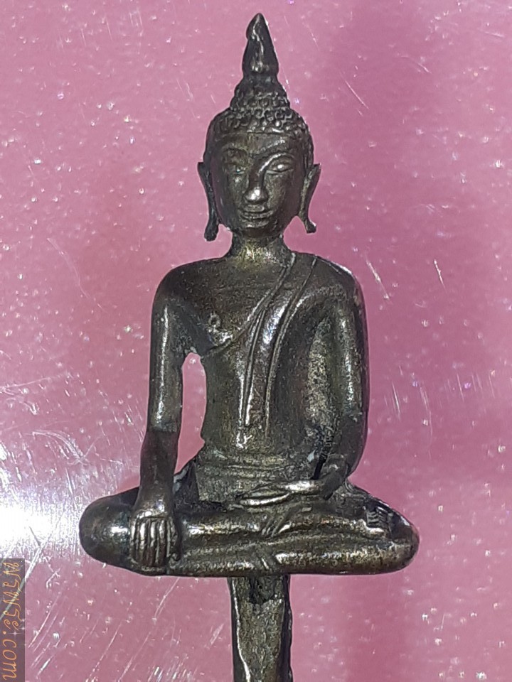 ส่ง จ.นครปฐม/ Yod Thong, bronze amulet, 3 cm amulet, axis 1.8 cm, total height 4.8 cm.พระยอดธง เนื้อสำริด องค์พระ3ซม แกน1.8ซม สูงรวมแกน4.8ซมPhra Yod Thong, bronze amulet, 3 cm amulet, axis 1.8 cm, total height 4.8 cm./ส่ง จ.นครปฐม