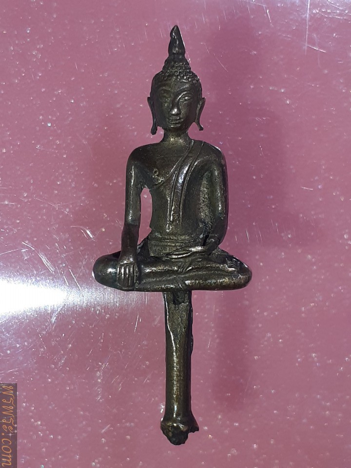 ส่ง จ.นครปฐม/ Yod Thong, bronze amulet, 3 cm amulet, axis 1.8 cm, total height 4.8 cm.พระยอดธง เนื้อสำริด องค์พระ3ซม แกน1.8ซม สูงรวมแกน4.8ซมPhra Yod Thong, bronze amulet, 3 cm amulet, axis 1.8 cm, total height 4.8 cm./ส่ง จ.นครปฐม