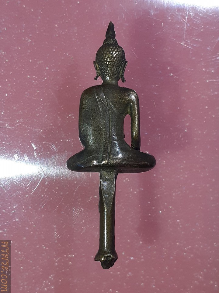 ส่ง จ.นครปฐม/ Yod Thong, bronze amulet, 3 cm amulet, axis 1.8 cm, total height 4.8 cm.พระยอดธง เนื้อสำริด องค์พระ3ซม แกน1.8ซม สูงรวมแกน4.8ซมPhra Yod Thong, bronze amulet, 3 cm amulet, axis 1.8 cm, total height 4.8 cm./ส่ง จ.นครปฐม