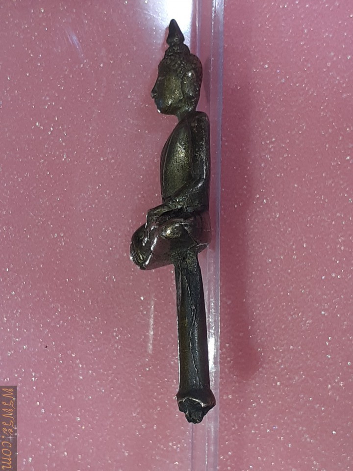 ส่ง จ.นครปฐม/ Yod Thong, bronze amulet, 3 cm amulet, axis 1.8 cm, total height 4.8 cm.พระยอดธง เนื้อสำริด องค์พระ3ซม แกน1.8ซม สูงรวมแกน4.8ซมPhra Yod Thong, bronze amulet, 3 cm amulet, axis 1.8 cm, total height 4.8 cm./ส่ง จ.นครปฐม