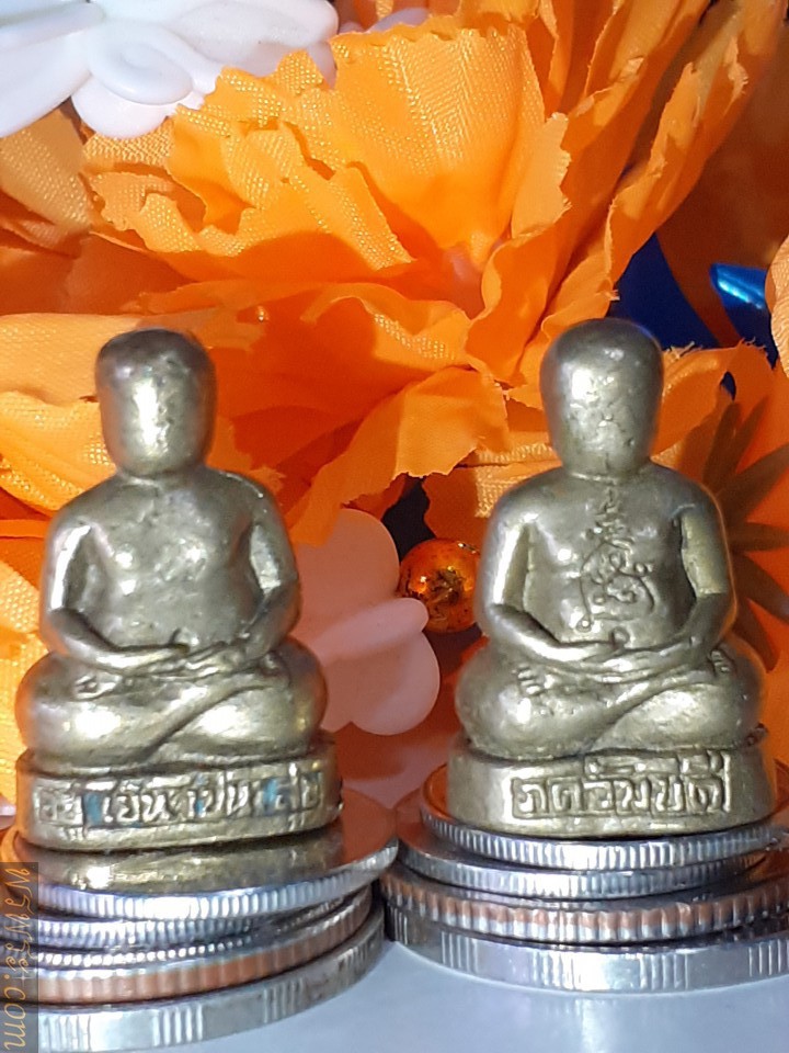 The two-faced Buddha image has no face, the Bhagavam Bodi is cool and blissful, the teacher under the base.พระหล่อ2หน้า ไม่มีหน้าตา ภควัมบดี อยู่ เย็น เป็น สุข จารย์ใต้ฐาน