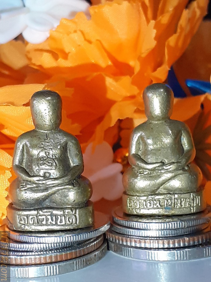 The two-faced Buddha image has no face, the Bhagavam Bodi is cool and blissful, the teacher under the base.พระหล่อ2หน้า ไม่มีหน้าตา ภควัมบดี อยู่ เย็น เป็น สุข จารย์ใต้ฐาน