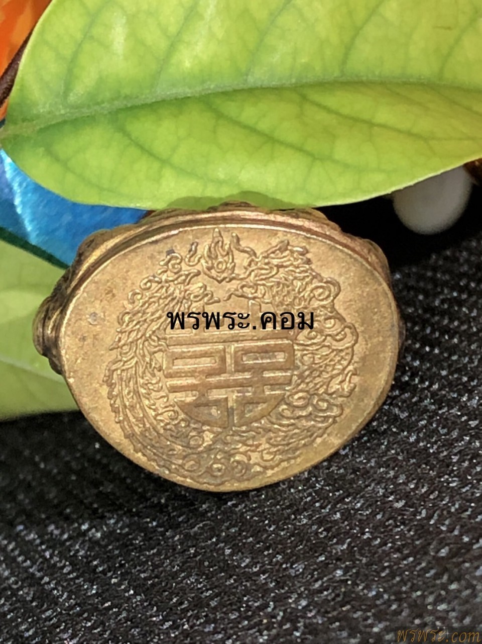 โชว์//SHOW//Ring amulet under the base of the Chinese symbol (the image of a dragon and a swan) Chinese phoenix)พระกริ่ง​ รัชกาล ใต้ฐานตราสัญลักษณ์จีน(ภาพมังกรและพญาหงส์ นกฟีนิกซ์แบบจีน)เนื้อสัมฤทธิ์ กริ่งดัง พบ1องค์ ณ.วันที่18/10/2564Ring amulet under the base of the Chinese symbol (the image of a dragon and a swan) Chinese phoenix)