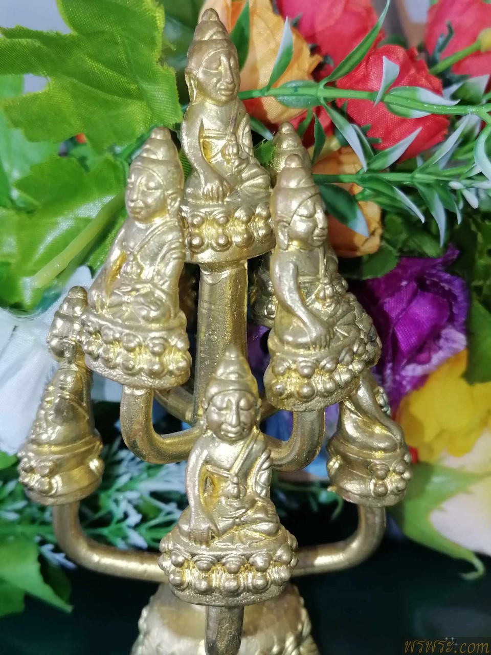 พระกริ่ง ช่อ๙ ปทุมสุริยวงศ์ เนื้อสำริด สีทอง กริ่งดัง//ฬต้ฐานบรรจุกริ่ง เขย่าดังดี//ช่อ๙ พิมพ์ นี้ บรรจุกริ่งด้วย พบ1ช่อ/9องค์ ณ.วันที่20/808/2567