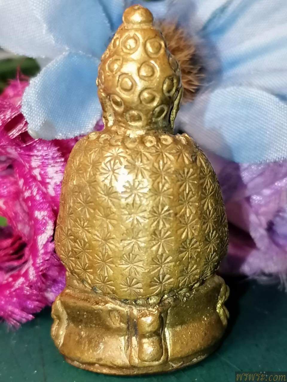 พระกริ่งปวเรศ เพชรกลับ ห่มคลุม ตอกลายจีวร เนื้อสำริดสีทอง กริ่งดัง